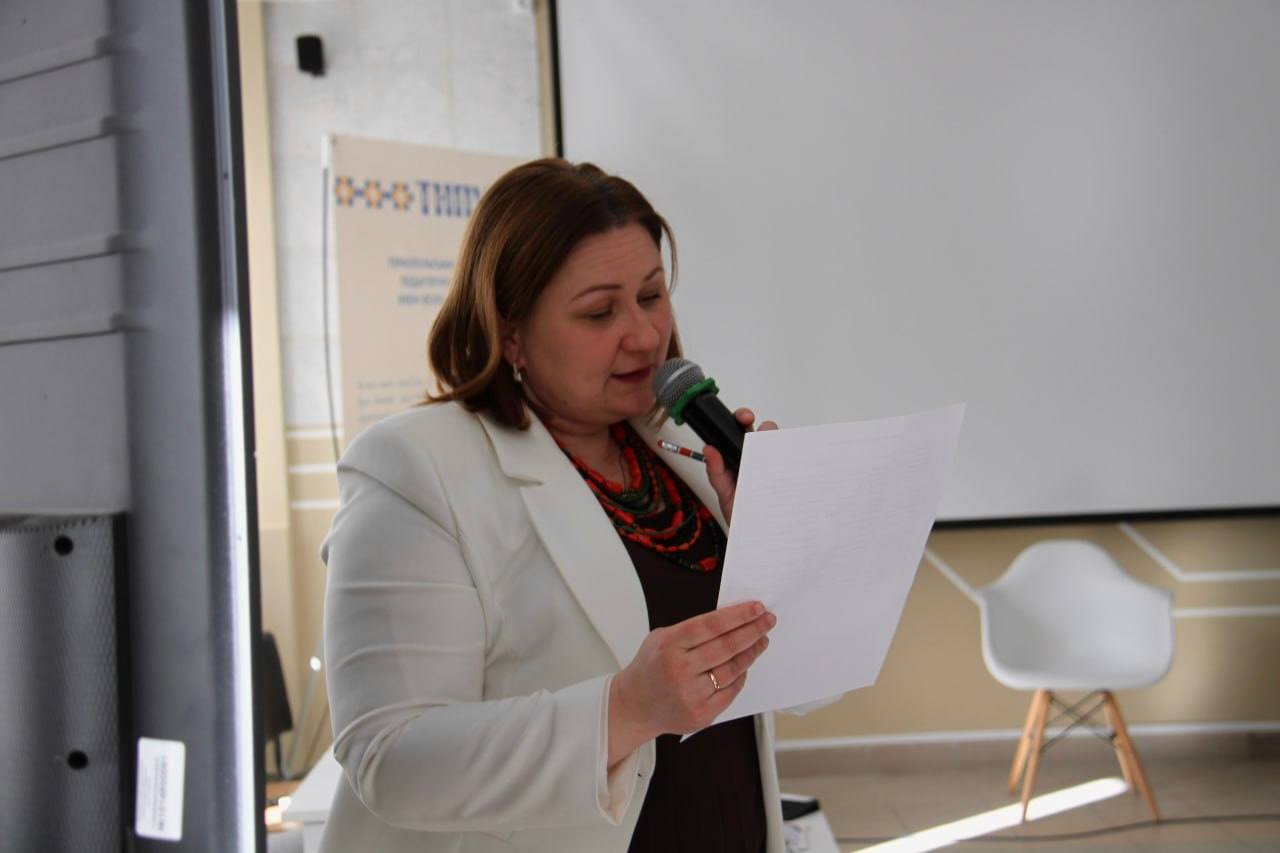 Dotsent_kafedry_ukrainskoi_movy_ta_slavistyky_Olha_Haida_zaachytui_uchasnykiv_konkursu